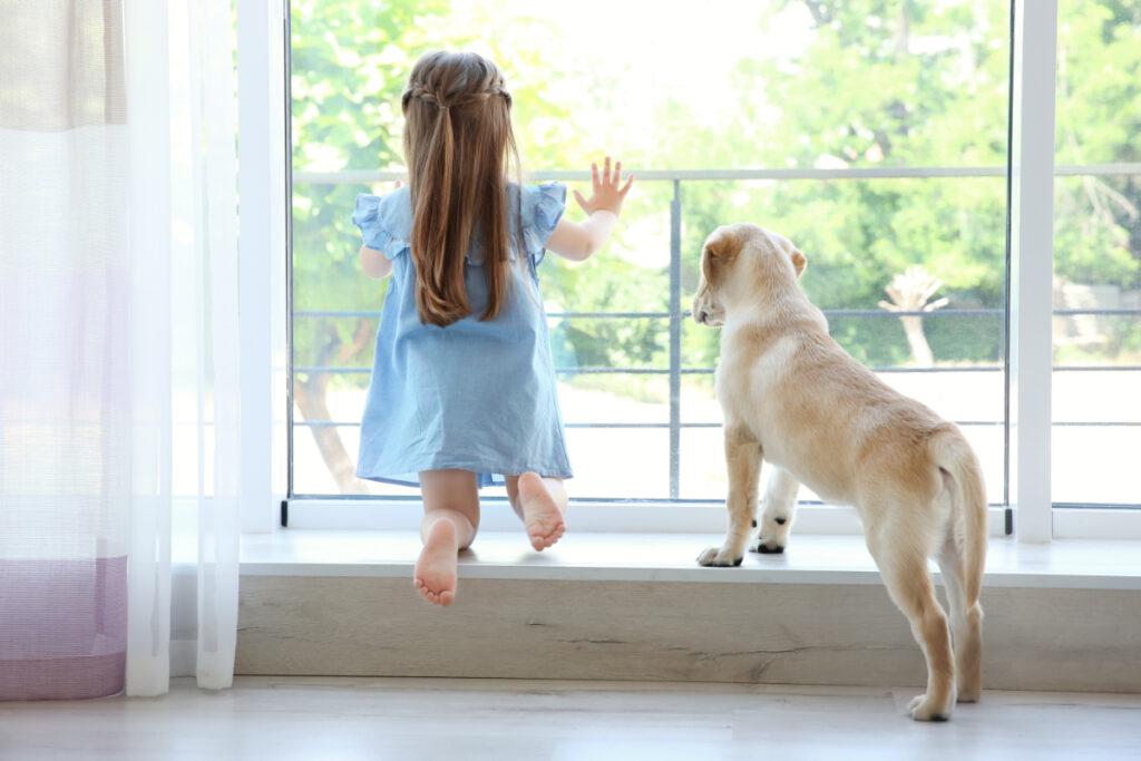 窓から出ようとする子ども